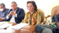 Kepada awak media, Elliana Wibowo memperdengarkan bukti rekaman saat berlangsungnya kekerasan tersebut.Foto: Anisa Indraini/detikcom