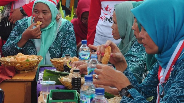 Lomba makan pempek terbanyak ini memiliki tagline sekenyangan. Dalam bahasa Palembang, sekenyangan dimaknai saling kenyang atau paling kenyang.