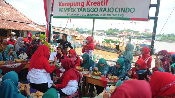 Sejumlah peserta mengikuti lomba makan pempek di Kampung Kreatif Tanggo Rajo Cindo Palembang, Sumatra Selatan, Kamis (18/8/2022).   