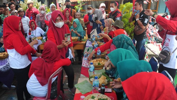 Perlombaan yang digelar Dinas Pariwisata Provinsi Sumsel ini diikuti oleh puluhan peserta dengan mengangkat produk pempek di Kampung Kreatif Tanggo Rajo Cindo.  