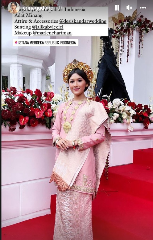Erina Gudono mengunggah foto penampilannya secara keseluruhan ketika menghadiri Upacara HUT ke-77 RI di Istana Merdeka, Rabu (17/8/2022). Dalam unggahannya di Instagram, Erina menuliskan bahwa dia tampil dengan adat Minang. Foto: Dok. Instagram jaswinkaurd, angkasamega, erinagudono
