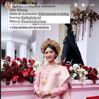Erina Gudono mengunggah foto penampilannya secara keseluruhan ketika menghadiri Upacara HUT ke-77 RI di Istana Merdeka, Rabu (17/8/2022). Dalam unggahannya di Instagram, Erina menuliskan bahwa dia tampil dengan adat Minang. Foto: Dok. Instagram jaswinkaurd, angkasamega, erinagudono