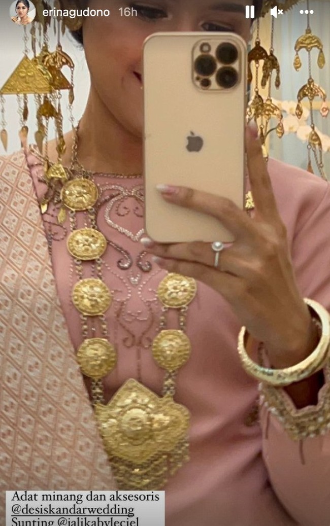 Erina Gudono tampil dengan busana dan aksesori adat Minang karya dari Des Iskandar. Hiasan kepala sunting yang dikenakannya dari Jalika By Le Ciel Design. Foto: Dok. Instagram jaswinkaurd, angkasamega, erinagudono