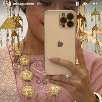 Erina Gudono tampil dengan busana dan aksesori adat Minang karya dari Des Iskandar. Hiasan kepala sunting yang dikenakannya dari Jalika By Le Ciel Design. Foto: Dok. Instagram jaswinkaurd, angkasamega, erinagudono