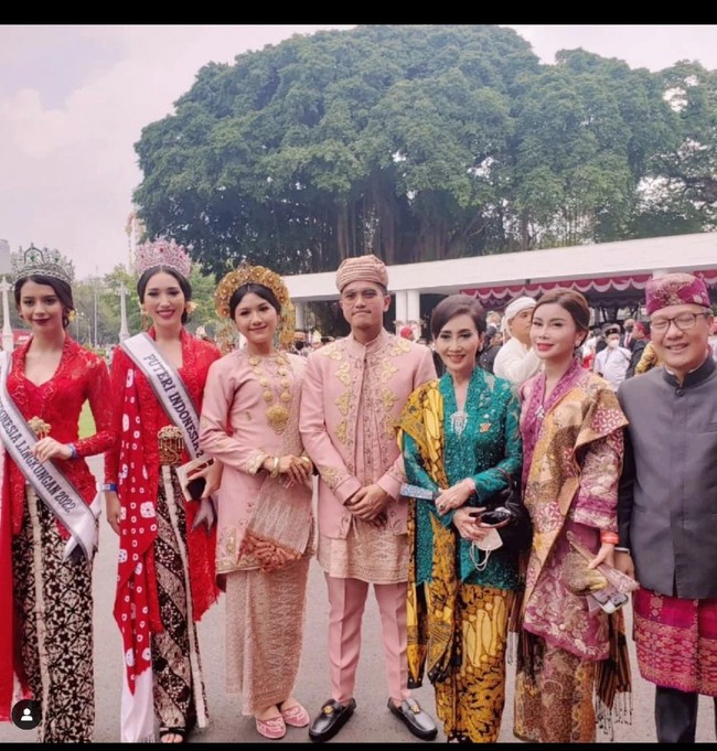 Saat foto bersama Putri Kuswisnuwardhani , Puteri Indonesia DIY itu tampil bersama Kaesang Pangarep. Putra bungsu Presiden Jokowi itu juga mengenakan adat Minang di momen Upacara HUT ke-77 RI. Foto: Dok. Instagram jaswinkaurd, angkasamega, erinagudono