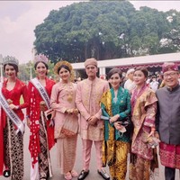 Saat foto bersama Putri Kuswisnuwardhani , Puteri Indonesia DIY itu tampil bersama Kaesang Pangarep. Putra bungsu Presiden Jokowi itu juga mengenakan adat Minang di momen Upacara HUT ke-77 RI. Foto: Dok. Instagram jaswinkaurd, angkasamega, erinagudono