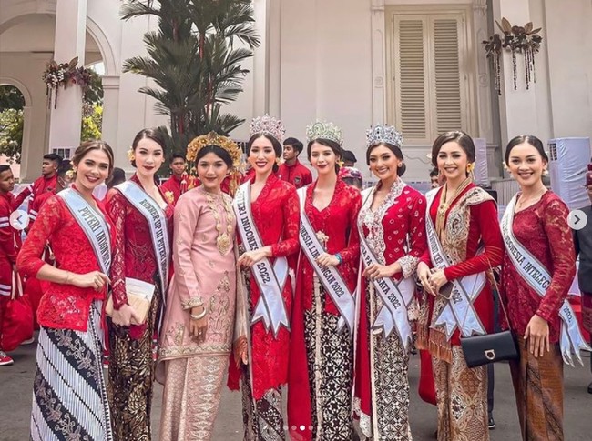 Saat mengikuti Upacara HUT ke-77 RI di Istana Merdeka, Erina Gudono reuni dengan para Puteri Indonesia 2022. Pada ajang kontes kecantikan tersebut, Erina berhasil menembus sampai 11 besar. Foto: Dok. Instagram jaswinkaurd, angkasamega, erinagudono