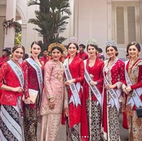 Saat mengikuti Upacara HUT ke-77 RI di Istana Merdeka, Erina Gudono reuni dengan para Puteri Indonesia 2022. Pada ajang kontes kecantikan tersebut, Erina berhasil menembus sampai 11 besar. Foto: Dok. Instagram jaswinkaurd, angkasamega, erinagudono