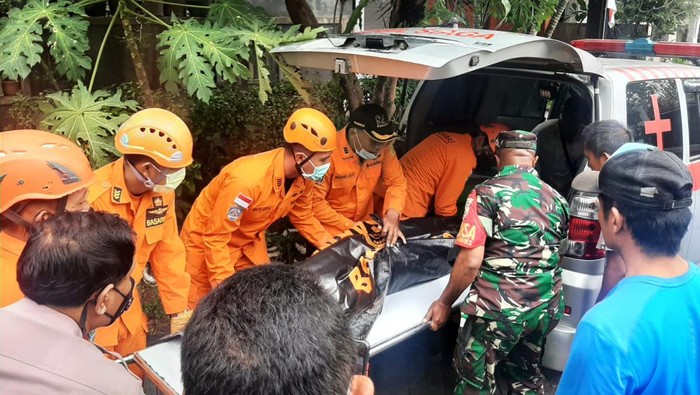 Evakuasi seorang buruh harian yang tewas saat menguras kolam renang di Perum Puri Gading Komplek Bunga, Jimbaran, Kuta Selatan, Badung, Bali.