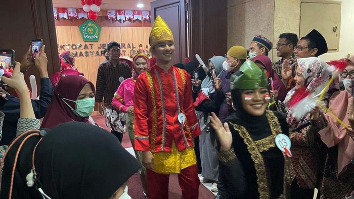 Dharma Wanita Direktorat Jenderal Bimas Islam Kementerian Agama gelar fashion show di Jakarta. Kegiatan ini dalam rangka memeriahkan HUT ke-77 RI.