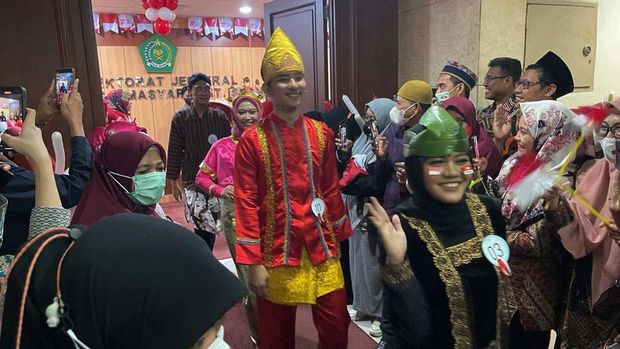 Dharma Wanita Direktorat Jenderal Bimas Islam Kementerian Agama gelar fashion show di Jakarta. Kegiatan ini dalam rangka memeriahkan HUT ke-77 RI.