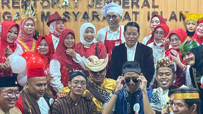 Dharma Wanita Direktorat Jenderal Bimas Islam Kementerian Agama gelar fashion show di Jakarta. Kegiatan ini dalam rangka memeriahkan HUT ke-77 RI.