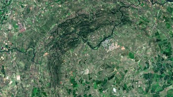 Lalu, ada Kawah Vredefort di Afrika Selatan. Kawah meteor ini merupakan yang terbesar yang pernah ditemukan dengan diameter lebih dari 300 km.