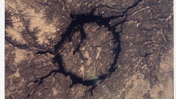 Kanada juga punya kawah tumbukan di Qubec yang bernama Manicouagan. Citra NASA ini diambil pada tahun 1983 lalu.