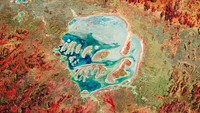 Kawah tumbukan merupakan struktur geologi yang terbentuk usai objek meteor mengantam bumi. Yuk, intip foto-fotonya dari citra satelit.