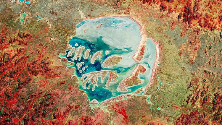 Foto-foto Kawah Meteor di Berbagai Belahan Dunia Kawah tumbukan merupakan struktur geologi yang terbentuk usai objek meteor mengantam bumi. Yuk, intip foto-fotonya dari citra satelit.