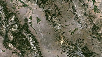 Lanjut, ada kawah meteor Beaverhead di Montana, Amerika Serikat. Hantaman meteor ini terjadi pada 600 juta tahun yang lalu dengan diameter 60 km. Foto ini diambil pada 13 September 1999.