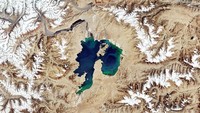 Kawah tumbukan merupakan struktur geologi yang terbentuk usai objek meteor mengantam bumi. Yuk, intip foto-fotonya dari citra satelit.