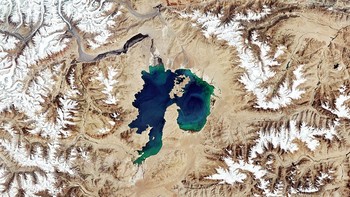 Kali ini ada Danau Karakul yang terletak di Pegunungan Pamir, Tajikistan. Danau ini terbentuk usai tubrukan meteor. Citra satelit ini diambil pada 25 Juni 2016 lalu oleh NASA.
