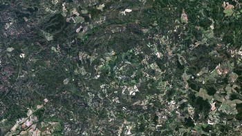 Citra satelit yang diambil pada 13 Mei 1989 di Brasil ini memperlihatkan struktur geologi dari Kawah Araguainha usai dihantam meteor. Kawah ini memiliki diameter 40 km.