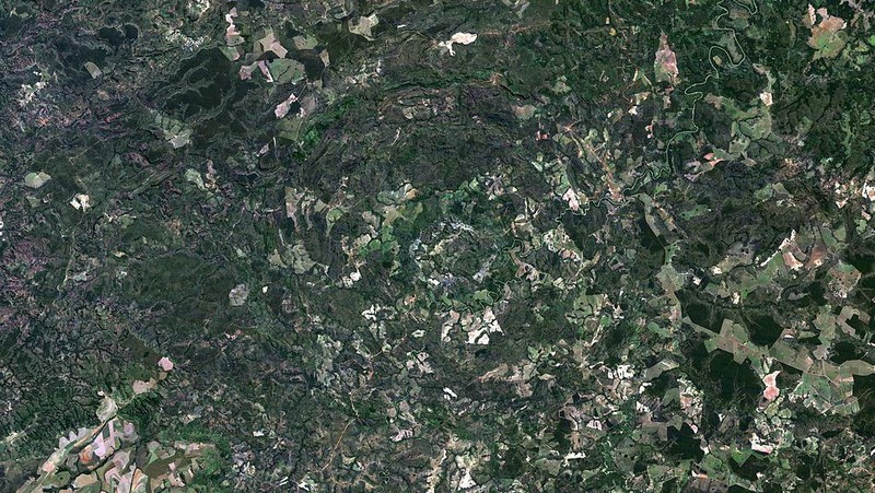 Kawah tumbukan merupakan struktur geologi yang terbentuk usai objek meteor mengantam bumi. Yuk, intip foto-fotonya dari citra satelit.