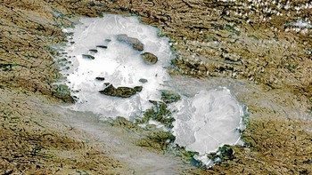 Kali ini ada dua kawah Clearwater di Kanada. Dua kawah tersebut tercipta usai hantaman dua meteor yang terjadi bersamaan. Citra satelit ini diambil pada 12 Juni 2016.