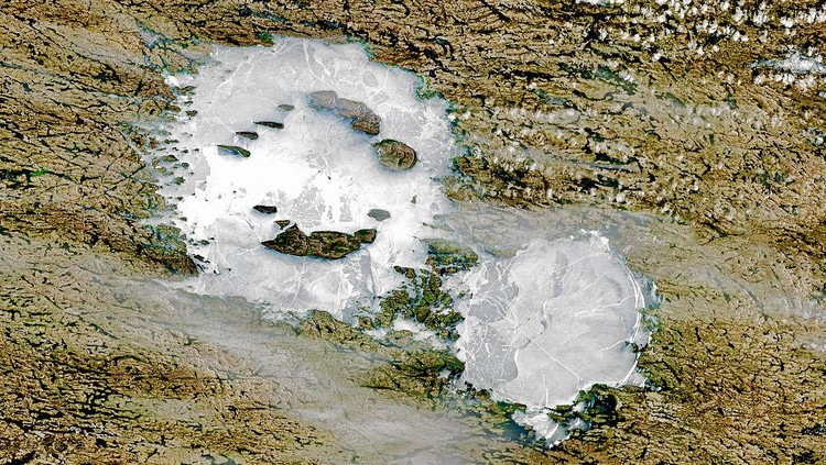 Foto-foto Kawah Meteor di Berbagai Belahan Dunia Kawah tumbukan merupakan struktur geologi yang terbentuk usai objek meteor mengantam bumi. Yuk, intip foto-fotonya dari citra satelit.