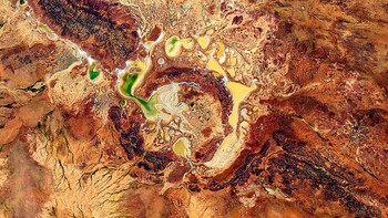 Terakhir, ada citra satelit dari Kawah Shoemaker di Perth, Australia. Kawah ini terbentuk sekitar 1,7 miliar tahun yang lalu. Lanskap satelit ini diambil pada 1 Maret 2014.