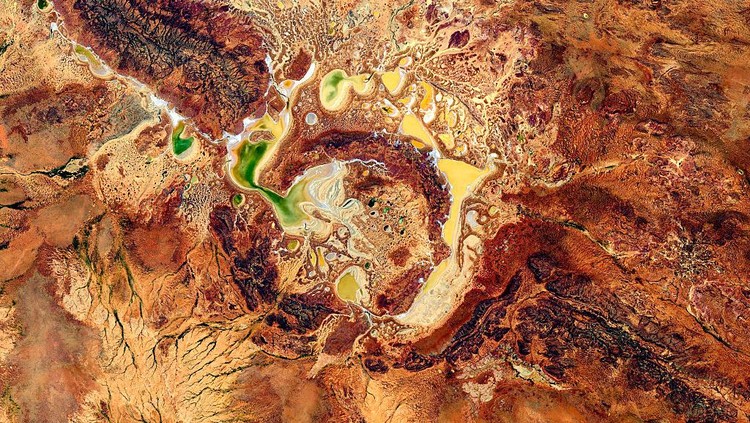 Foto-foto Kawah Meteor di Berbagai Belahan Dunia Kawah tumbukan merupakan struktur geologi yang terbentuk usai objek meteor mengantam bumi. Yuk, intip foto-fotonya dari citra satelit.