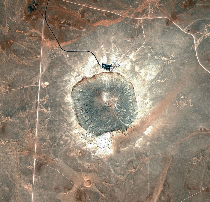 Kawah tumbukan merupakan struktur geologi yang terbentuk usai objek meteor mengantam bumi. Yuk, intip foto-fotonya dari citra satelit.