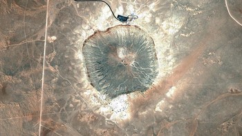 Foto ini memperlihatkan kawah tumbukan dari Barringer di Arizona, Amerika Serikat. Citra satelit ini diambil pada 13 Juni 2002 lalu.