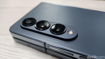 Peningkatannya tentu cukup lumayan dibandingkan kamera 12 MP yang ada di Galaxy Z Fold 3. Kamera utama 50 MP di Galaxy Z Fold 4 juga ditemani oleh kamera ultrawide 12 MP dan kamera telephoto 10 MP yang bisa mengambil foto dengan 3x optical zoom. Foto: Agus Tri Haryanto/detikINET