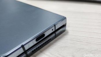 Bagian bawah ponsel Fold 4. Foto: Agus Tri Haryanto/detikINET