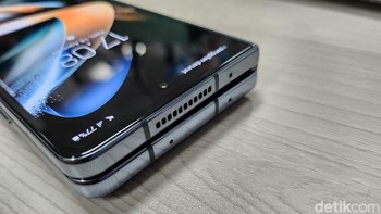 Tampilan bagian atas Fold 4. Peningkatan terbesar yang dibawa oleh Galaxy Z Fold 4 tentu saja pada jeroannya. Ponsel layar lipat ini mengusung chipset flagship terbaru dari Qualcomm yakni Snapdragon 8 Gen+ 1. Foto: Agus Tri Haryanto/detikINET
