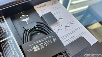 Isi kemasan Galaxy Z Fold 4 ada kabel USB type C, buku panduan, dan injektor SIM card. Foto: Agus Tri Haryanto/detikINET