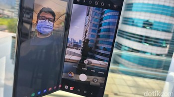 Ukuran layar utama dan layar depan Galaxy Z Fold 4 masih sama seperti pendahulunya. Layar utamanya menggunakan panel Dynamic AMOLED 2X berukuran 7,6 inch dengan resolusi QuadHD+. Tingkat kecerahan layarnya ditingkatkan menjadi 1.000 nits. Foto: Agus Tri Haryanto/detikINET