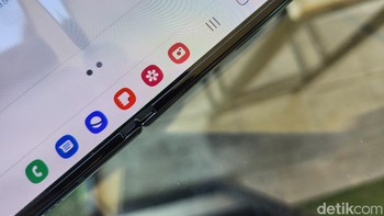 Fitur taskbar yang membantu produktivitas pengguna Fold 4. Ini tidak ada di generasi Fold 3. Foto: Agus Tri Haryanto/detikINET