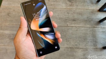 Dilihat sekilas, ukuran dan tampilan Galaxy Z Fold 4 tidak berubah banyak jika dibandingkan dengan Galaxy Z Fold 3. Bedanya, Galaxy Z Fold sedikit lebih tipis dengan ketebalan 6,3 mm saat dibentangkan dan bobotnya juga lebih ringan. Foto: Agus Tri Haryanto/detikINET