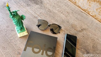 Dengan berbagai peningkatan pada Fold 4, Samsung justru kasih murah perangkat tersebut. Dengan spek makin tinggi, tapi Samsung justru membanderolnya dengan harga murah. Galaxy Z Fold 4 versi 256 GB dijual Rp 24.999.000, versi 512 GB dijual Rp 26.999.000, dan versi 1 TB dijual Rp 30.999.000. Foto: Agus Tri Haryanto/detikINET