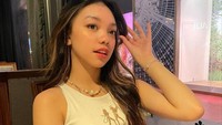 Sebagai penyanyi muda, Naura Ayu memiliki jadwal yang padat. Ditengah kesibukannya, sesekali ia datang ke restoran untuk menikmati makanan lezat dan bersantai. Foto: Instagram/naura_ayu