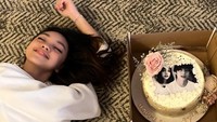 Belum lama menginjak usia 17 tahun, Naura Ayu mendapat kue ulang tahun yang cantik. Kuenya dilengkapi dengan foto dirinya dan idolanya. Foto: Instagram/naura_ayu