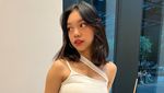Pose Keren Naura Ayu Saat Hangout hingga Makan di Pinggir Pantai