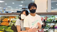 Bersama adiknya, Naura Ayu juga kompak menghabiskan waktu bersama. Belanja sayuran, buah-buahan dan kebutuhan makanan lainnya dibeli dengan kompak. Foto: Instagram/naura_ayu