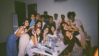 Walaupun sibuk dengan karirnya, Naura Ayu tidak lupa dengan teman-teman sekolahnya. Naura Ayu terlihat seru menikmati minuman dalam botol bayi bersama teman-temannya. Foto: Instagram/naura_ayu