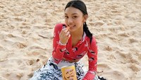 Saat pergi liburan, Naura Ayu paling senang pergi ke pantai untuk menikmati angin yang segar. Tak lupa Naura Ayu membawa camilan ringan untuk menemaninya bersantai. Foto: Instagram/naura_ayu