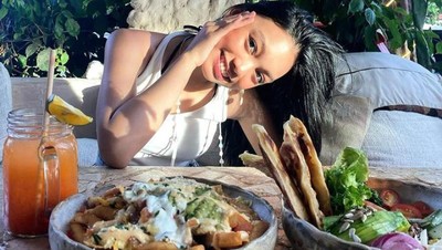 Pose Keren Naura Ayu Saat Hangout hingga Makan di Pinggir Pantai