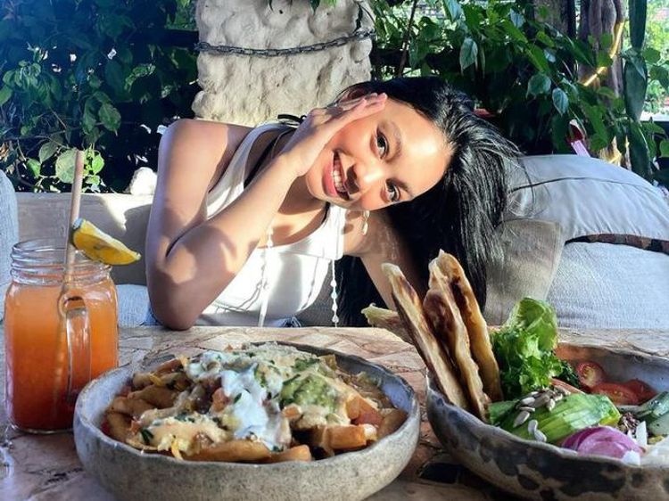 Pose Keren Naura Ayu Saat Hangout hingga Makan di Pinggir Pantai