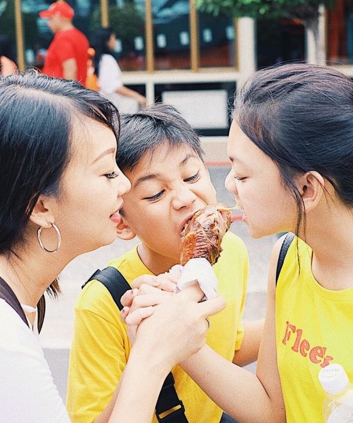 Galeri Naura Ayu Pose Keren Naura Ayu Saat Hangout hingga Makan di Pinggir Pantai