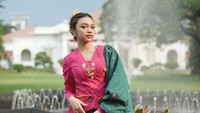 Naura Ayu menjadi salah satu penyanyi yang diundang langsung ke Istana Negara. Suara merdunya dipanggil sebagai pengisi acara dalam upacara kenegaraan 17 Agustus lalu. Foto: Instagram/naura_ayu