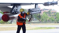 Seorang personel militer memeriksa muatan rudal udara-ke-udara sidewinder AIM-9 di sebelah Harpoon A-84, rudal anti-kapal pada jet tempur F16V. China telah menolak semua kontak dengan pemerintah Taiwan sejak tak lama setelah pemilihan Presiden Tsai Ing-wen dari Partai Progresif Demokratik pro-kemerdekaan pada 2016.